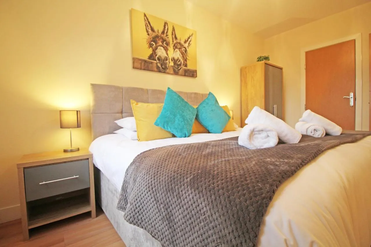 Canal Side Apartment In Chester