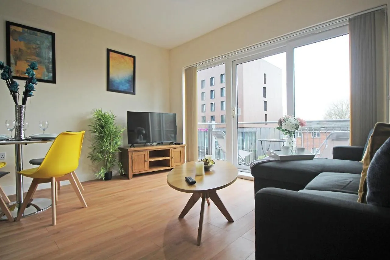 Canal Side Apartment In Chester 0*,