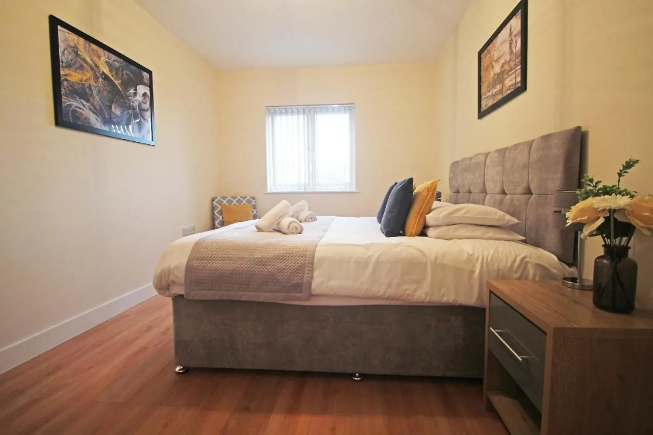Canal Side Apartment In Chester