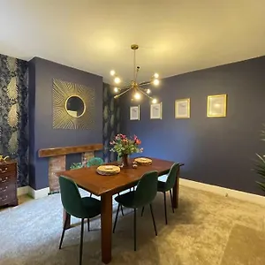  Holiday home Queens Boutique House Centre With Parking