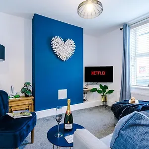  Holiday home Centre Cottage: Spacious 2-bed For 6