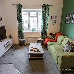 https://lovely-2-bedroom-flat-with-parking-free-wifi.bournemouth-hotels.org
