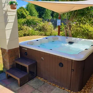 https://lions-lodge-great-location-with-hot-tub.bournemouth-hotels.org