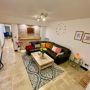 https://cathedral-view-cottage.cardiffhotelswales.com