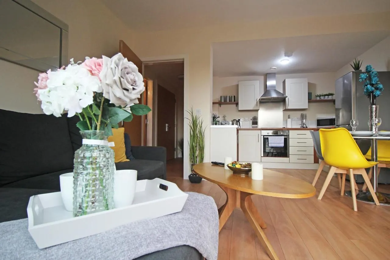 Canal Side Apartment In Chester